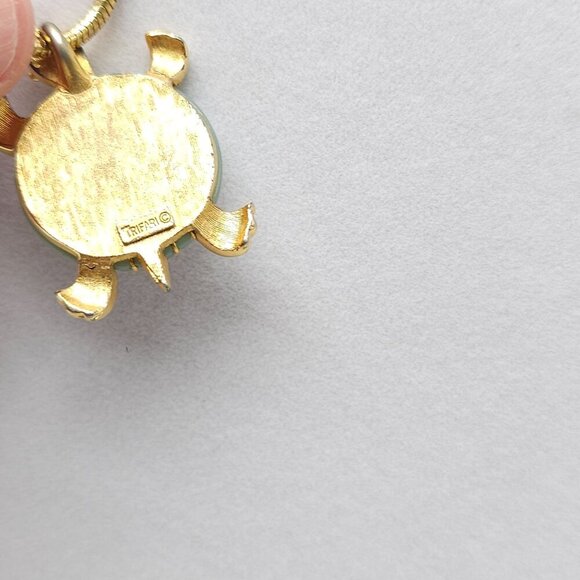 Trifari Vintage Gold Tone Turtle Pendant Necklace Jade Green Lucite - Picture 3 of 6